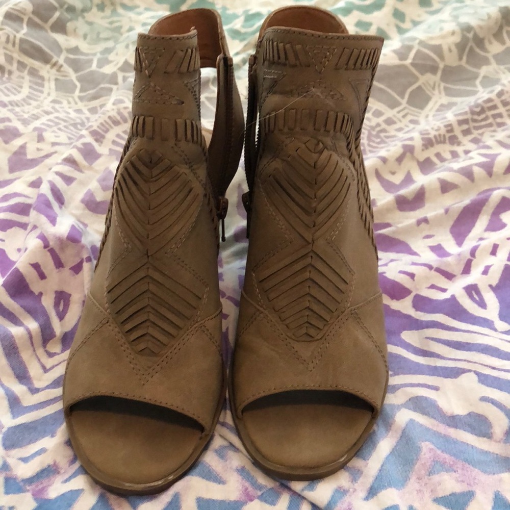 Universal Thread sandals